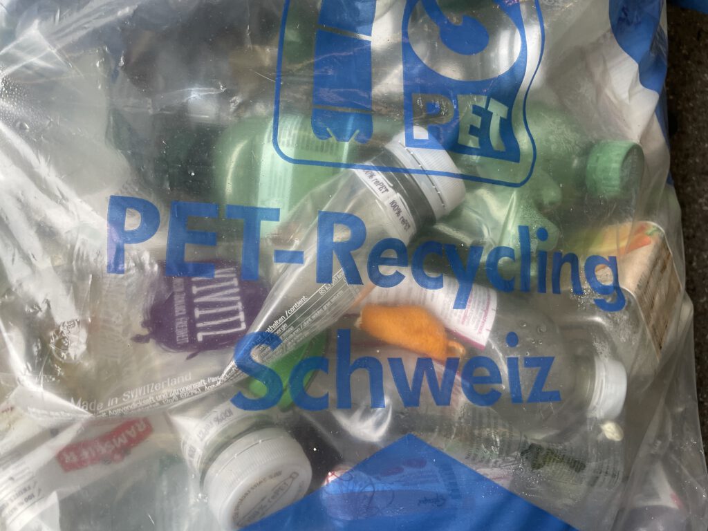 Eine Mülltüte für PET-Flaschen