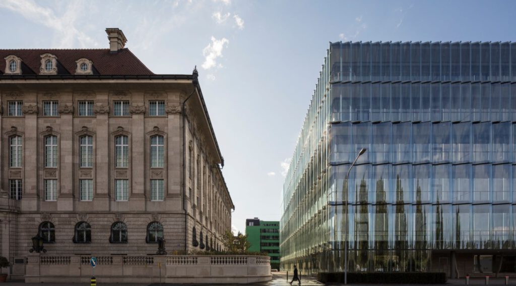 Ein altes und ein neues Gebäude des Rückversicherer Swiss Re in Zürich