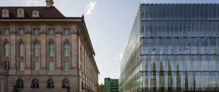 Ein altes und ein neues Gebäude des Rückversicherer Swiss Re in Zürich