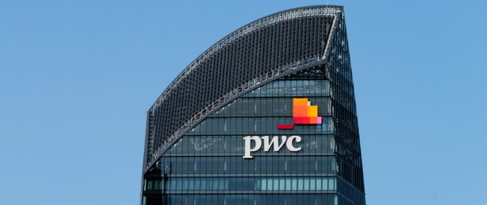 Ein Logo von PwC