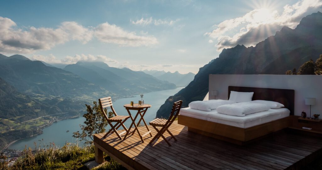 Ein Hotelbett in den Bergen