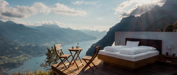 Ein Hotelbett in den Bergen