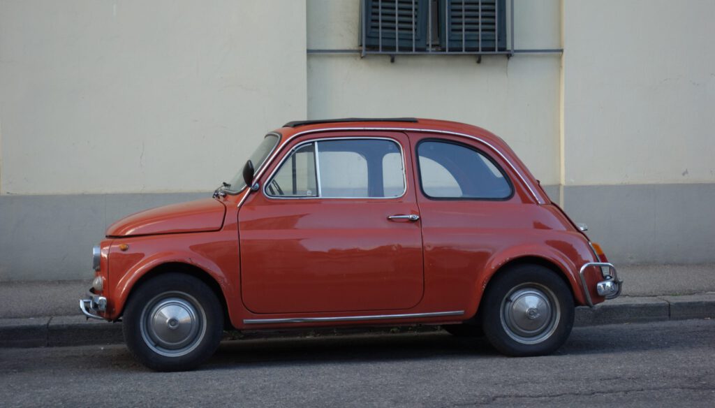 Ein Fiat auf einer Strasse