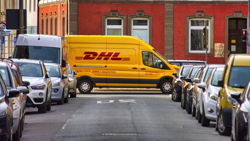 Ein Lieferwagen von DHL in einer Strasse