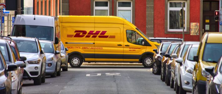 Ein Lieferwagen von DHL in einer Strasse