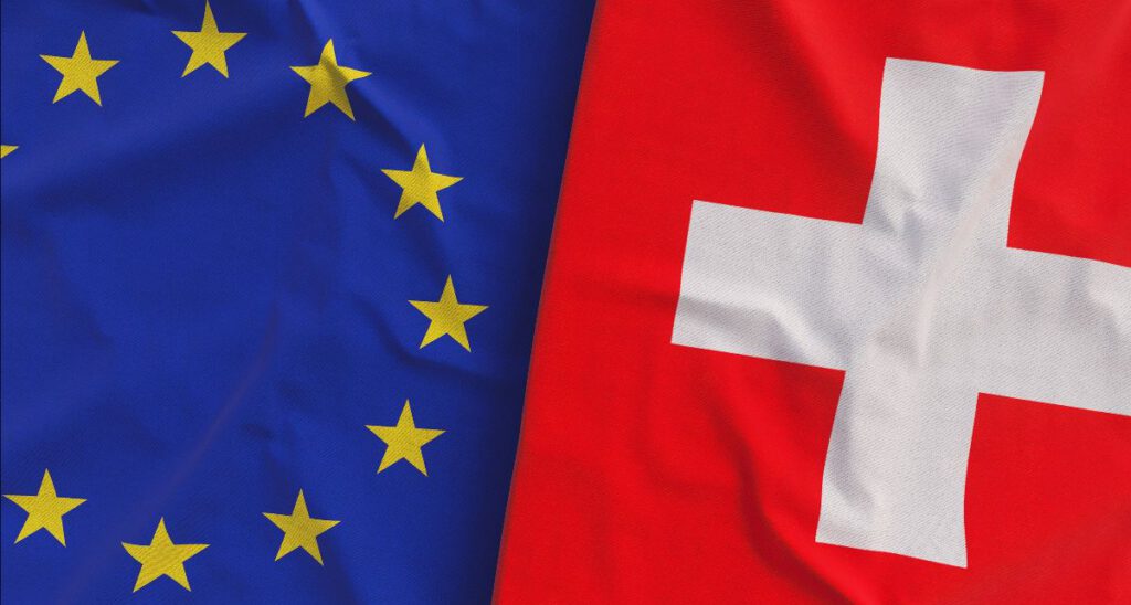 eine Flagge der EU und eine Fahne der Schweiz
