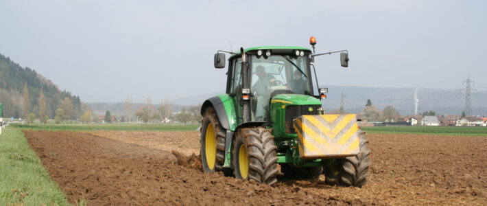 Ein Traktor auf einem Feld