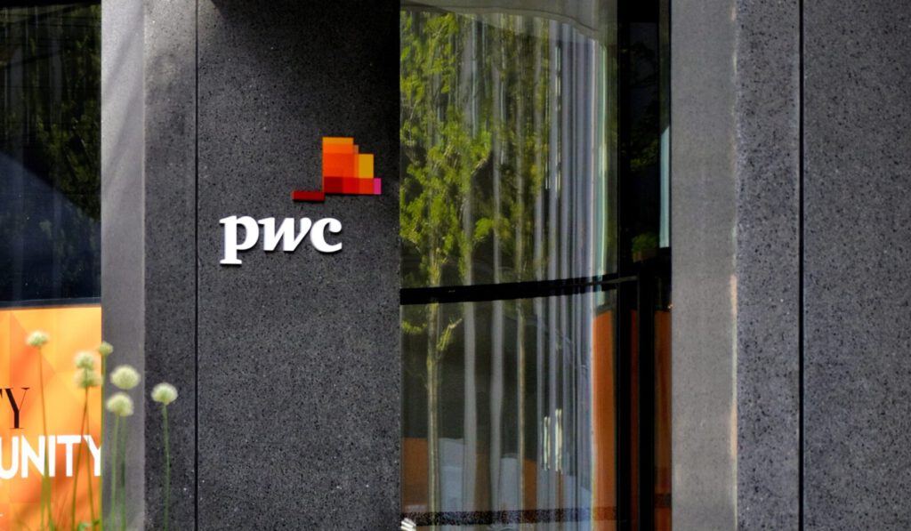 Ein Logo von PwC an einem Gebäude