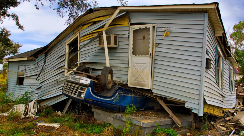 Ein Hurrikan zerstörte ein Haus und ein Auto
