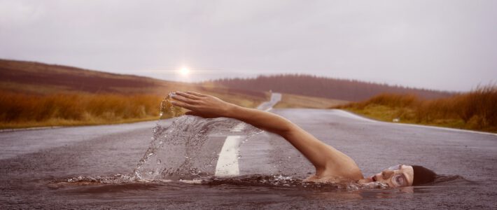 Eine Schwimmerin im Wasser auf einer Strasse