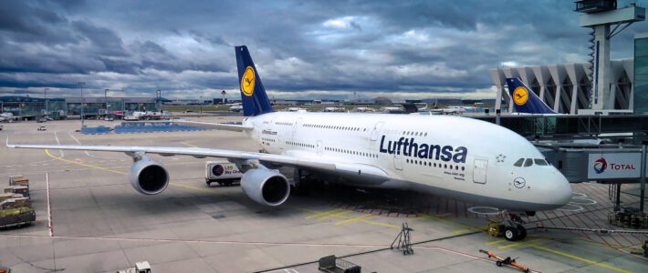 Ein Flugzeug der Lufthansa-Gruppe am Flughafen Frankfurt am Main