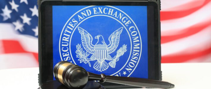Das Logo US-Börsenaufsicht SEC mit einer US-Fahne