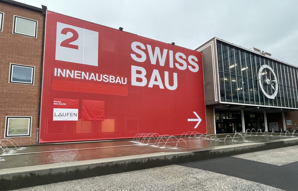 Eingang zu einer Ausstellungshalle der Swissbau
