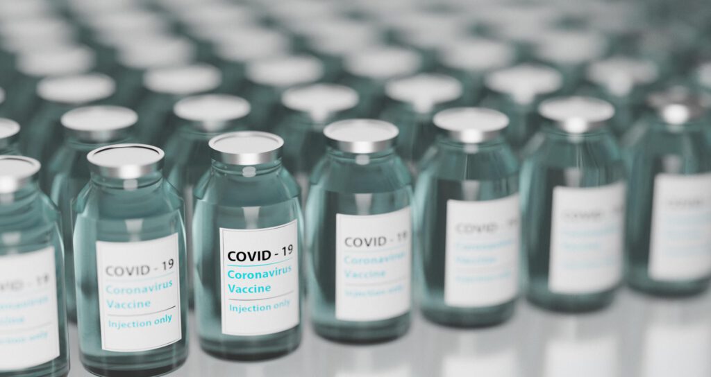 Flaschen mit Corona-Impfstoffen