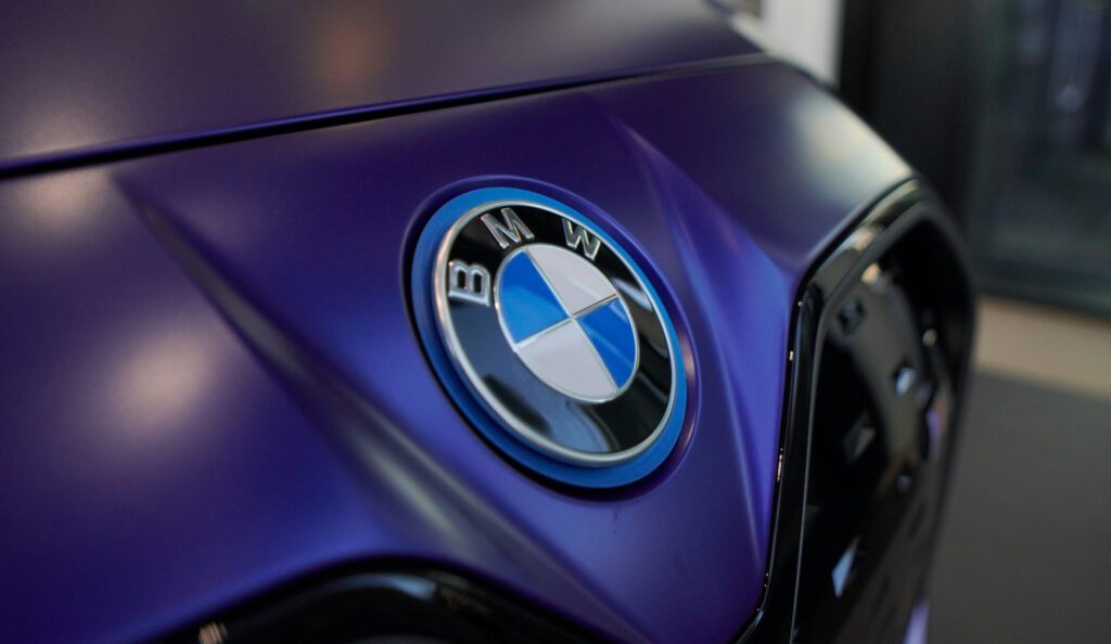 Das Logo von BMW an einem Auto