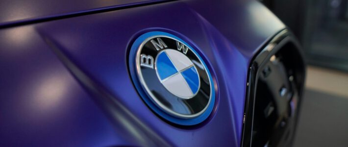 Das Logo von BMW an einem Auto