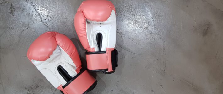 Boxhandschuhe auf dem Fussboden