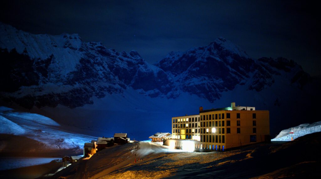 Ein Hotel in den Schweizer Bergen