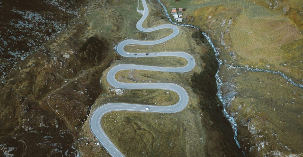 Eine Strasse in den Schweizer Bergen mit Autos