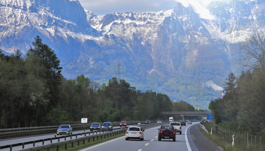 eine Autobahn in der Schweiz mit Fahrzeugen