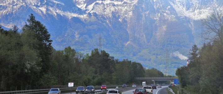 eine Autobahn in der Schweiz mit Fahrzeugen