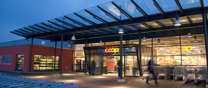 Ein Supermarkt von Coop mit Personen