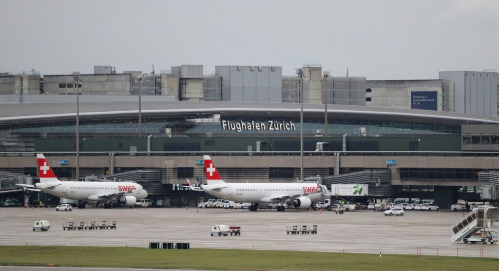 Der Flughafen Zürich mit Flugzeugen von Swiss