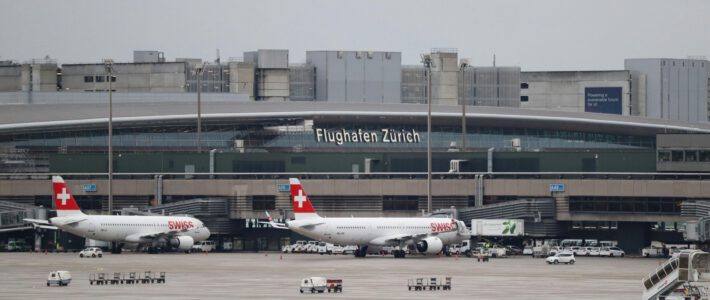 Der Flughafen Zürich mit Flugzeugen von Swiss