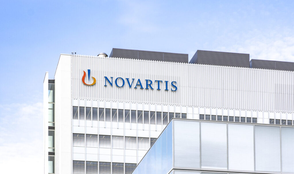 Das Logo von Novartis an einem Gebäude in Basel