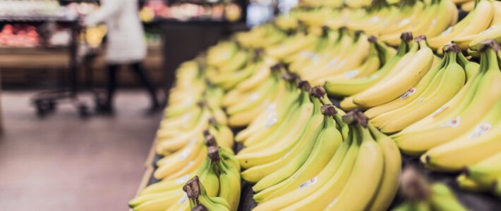 Ein Supermarkt mit Bananen im Vordergrund