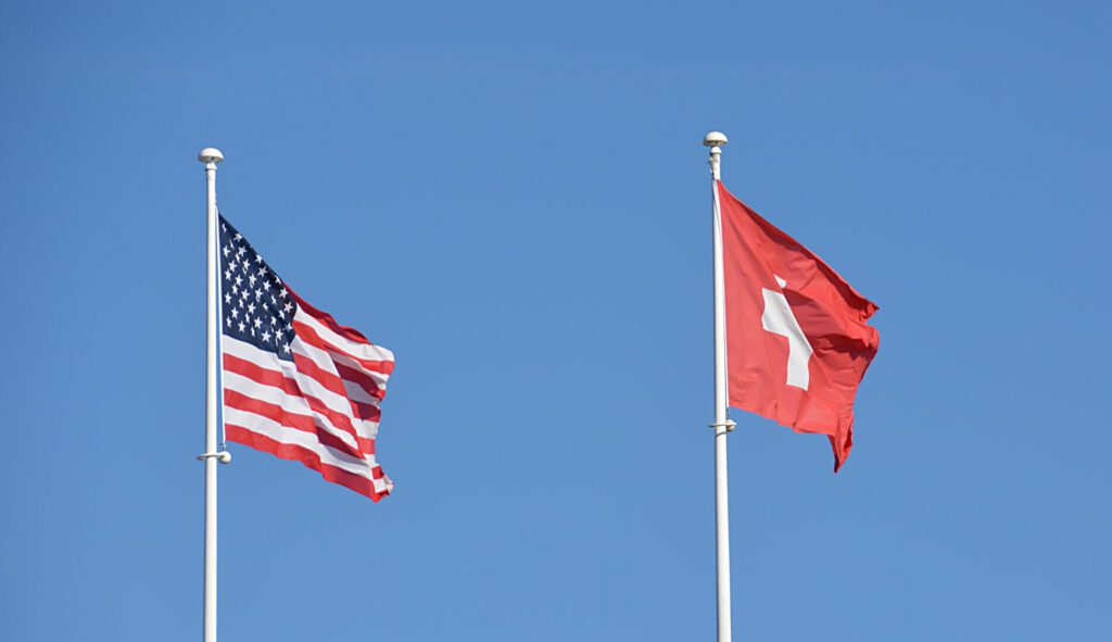 Flaggen der Schweiz und der Vereinigten Staaten von Amerika