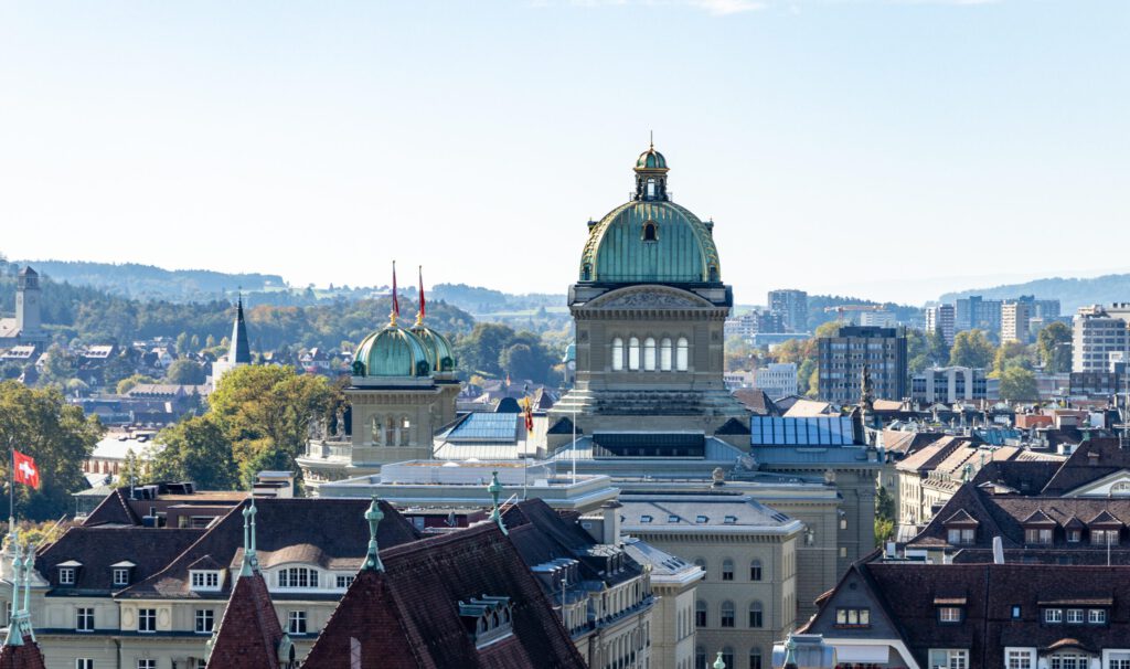 Ein Blick über die Dächer von Bern mit dem Parlament in der Mitte
