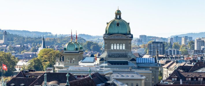 Ein Blick über die Dächer von Bern mit dem Parlament in der Mitte