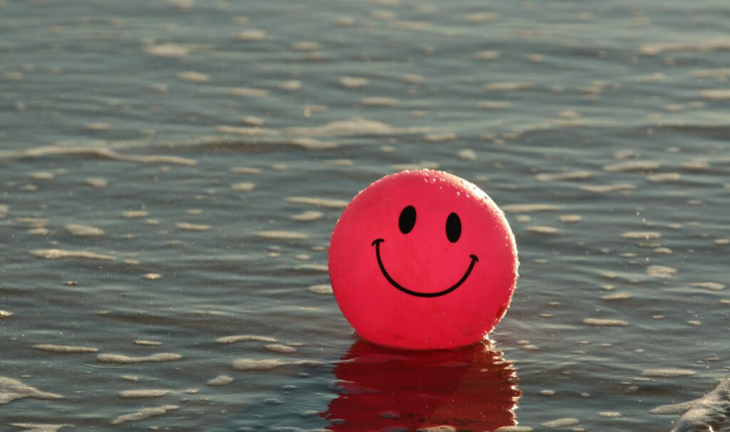 Ein Ball mit einem Smile im Wasser