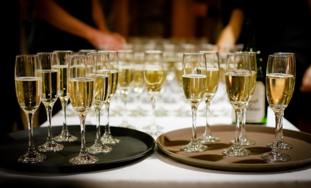 Champagner-Gläser mit Champagner