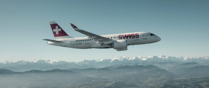 Ein Flugzeug der Swiss in der Luft über den Alpen
