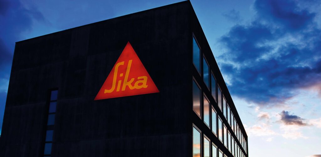 Ein Gebäude der Sika-Gruppe mit Logo