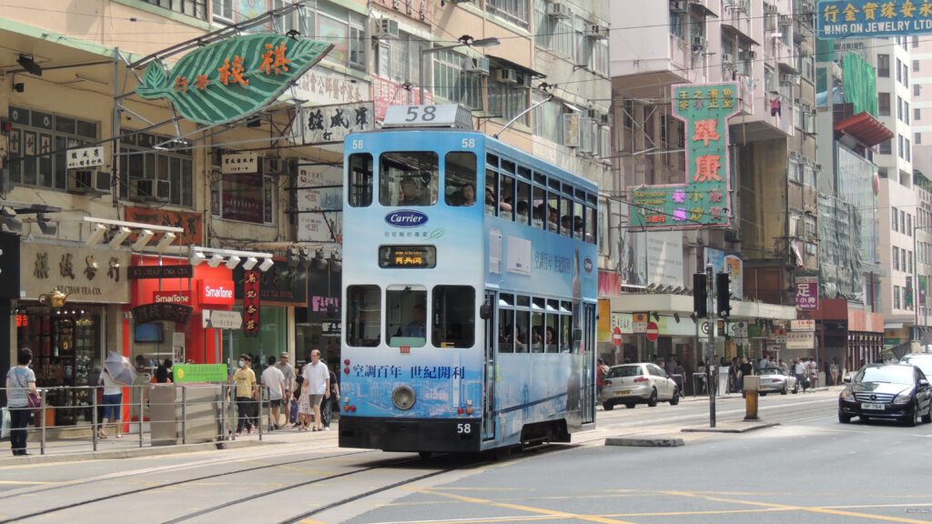 Eine Strasse mit öffentlichen Verkehrsmitteln in Hongkong