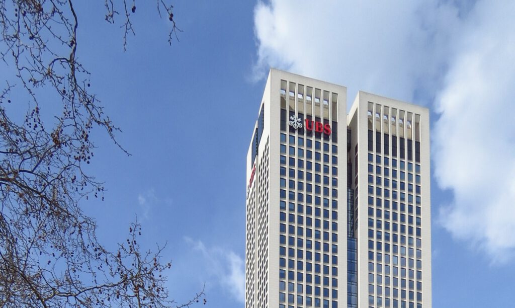 Das Logo der UBS an einem Wolkenkratzer