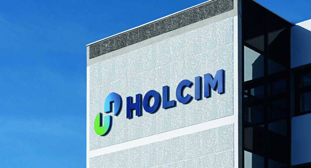 Das Logo des Baustoffkonzerns Holcim an einem Gebäude