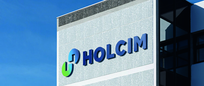 Das Logo des Baustoffkonzerns Holcim an einem Gebäude