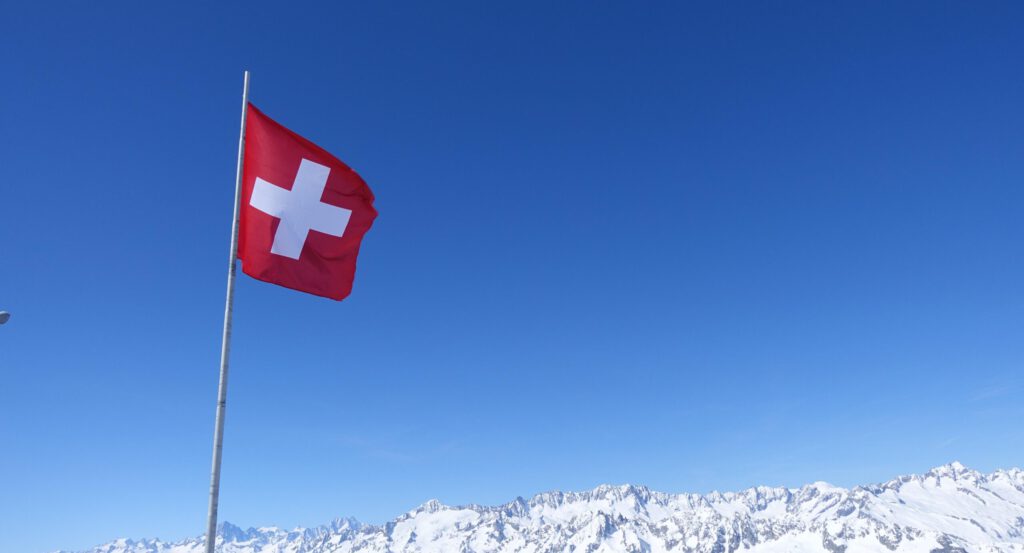 Eine Schweizer Flagge über den Alpen