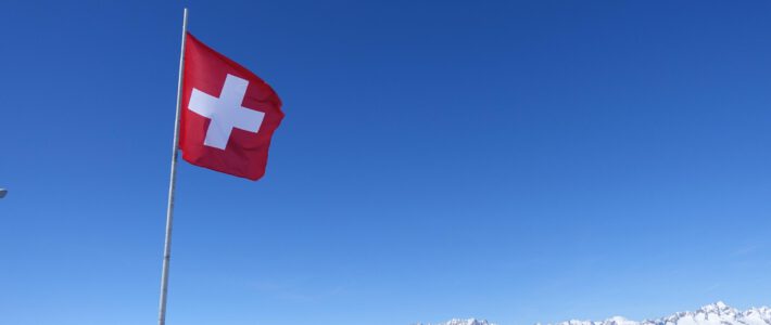 Eine Schweizer Flagge über den Alpen