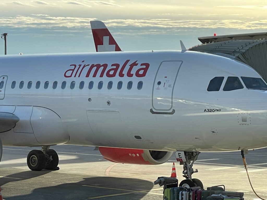 Ein Flugzeug der Noch-Air-Malta in Zürich