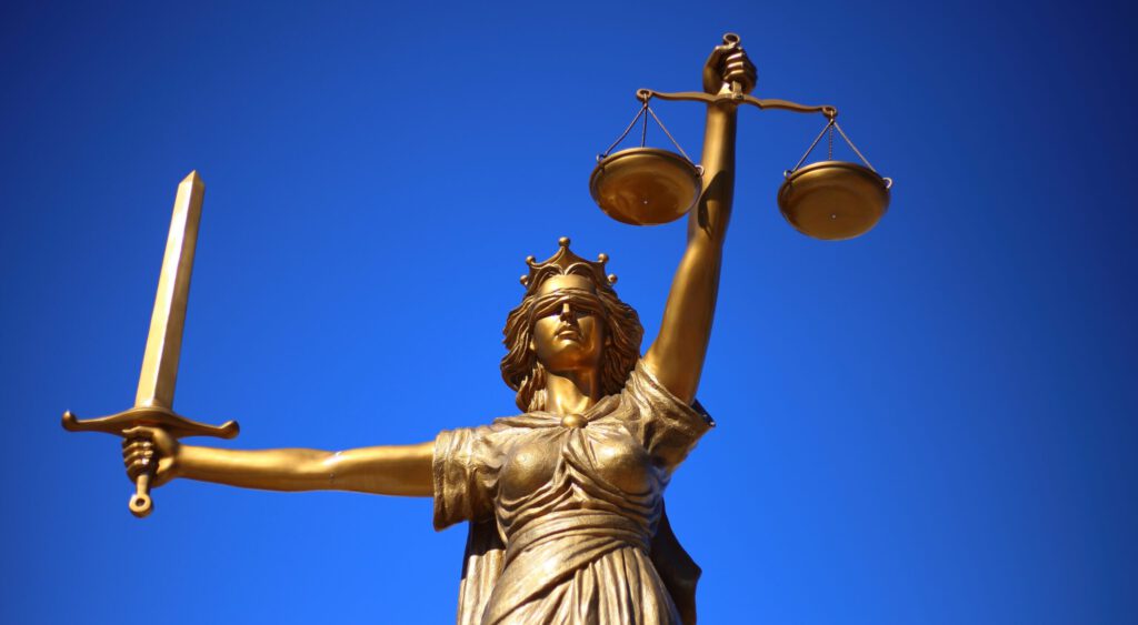 Eine Statue von Justizia