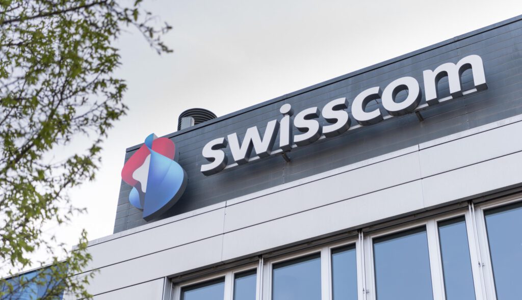 Swisscom-Logo an einem Gebäude
