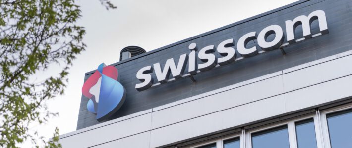 Swisscom-Logo an einem Gebäude