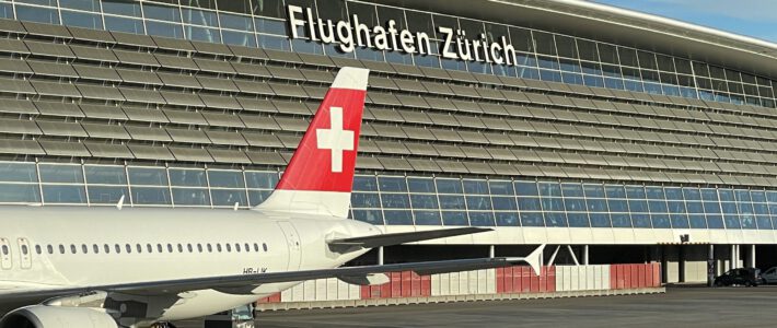 Ein Flugzeug der Swiss am Flughafen Zürich
