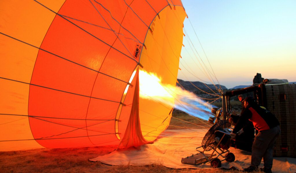 Ein Heissluftballon mit Feuer