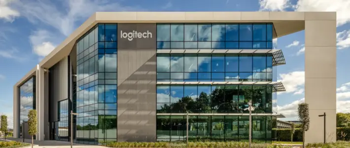 Ein Bürogebäude mit Logitech-Logo